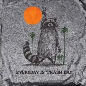 ‘Everyday is Trash Day’ Raccoon T-Shirt Size Medium unisex